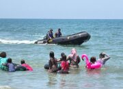 Kapolres Pidie Sapa Pengunjung dan Pantau Aktivitas Pemandian di Pantai Mantak Tari