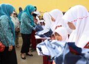 Pasca Banjir Aceh Timur, Bunda Guru Aceh Bantu Siswa dengan Seragam dan Program Gemarikan