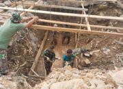 Personel Kodim 0108/Agara Rakit Pondasi Jembatan Gantung Perintis di Desa Kuning Abadi, Aceh Tenggara 