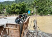 Kodim 0116/Nara Bersama Personel YTP 856 Percepat Pembangunan Jembatan Gantung Penghubung Dua Desa di Nagan Raya 