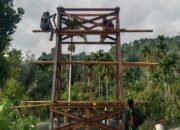 TNI Bersama Warga Laksanakan Pemasangan Rangka Lantai Jembatan Gantung Perintis di Ds. Teger Miko, Aceh Tenggara 