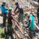 Kodim 0108/Agara dan Warga Gotong Royong Merakit Besi Pondasi Jembatan Gantung Perintis di Desa Jambur Mamang, Aceh Tenggara
