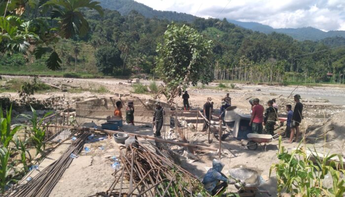 Personel TNI dan Warga Cor Pondasi Jembatan Gantung di Ds. Lawe Pinis, Aceh Tenggara