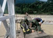 Kodim 0108/Agara Bersama Masyarakat Percepat Pemasangan Papan Lantai Jembatan Gantung Perintis di Desa Makmur Jaya, Aceh Tenggara 