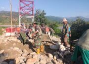 Kodim 0108/Agara Bangun Tanggul Penahan Jalan Menuju Jembatan Gantung Desa Kumbang Jaya, Aceh Tenggara 