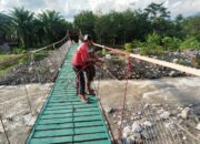 Percepat Penyelesaian Jembatan Gantung, Kodim 0108/Aceh Tenggara dan Warga Desa Jambur Mamang Kompak Pasang Pagar Pengaman 