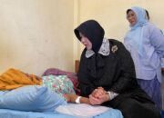 Wali Kota Banda Aceh Jenguk Pasien Tumor Hati, Berikan Semangat dan Bantuan Sewa Rumah