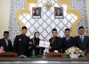 Wali Kota Illiza Serahkan Raqan Pertanggungjawaban APBK Banda Aceh 2025 ke DPRK