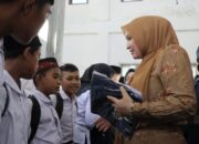 Ketua TP PKK Aceh Bagikan Seragam Sekolah untuk Siswa di Sekolah Darurat Aceh Tengah