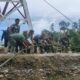 Kodim 0108/Agara Kencangkan Kabel Baja Utama Jembatan Gantung Perintis di Ds. Kumbang Jaya, Aceh Tenggara