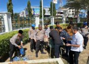 Polisi Bersihkan Sampah Usai Zikir Peringatan HDA di Masjid Raya Baiturrahman