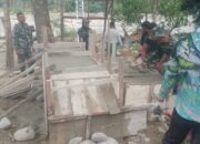 TNI dan Masyarakat Gotong Royong Percepat Pengecoran Lantai Jembatan Beton di Desa Bunga Melur Aceh Tenggara