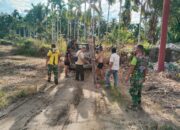 Kodim 0108/Agara dan Warga Gotong Royong Turunkan Material Pondasi Jembatan Gantung Perintis Garuda di Lawe Pinis, Aceh Tenggara