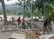 Kodim 0108/Agara dan Yon TP 855/RD Bersama Warga Cor Pondasi Blok Angkur Jembatan Gantung di Ds. Lawe Ger Ger, Aceh Tenggara