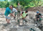 Kodim 0108/Agara dan Warga Gotong Royong, Cor Pondasi Jembatan Gantung di Desa Lawe Ger Ger, Aceh Tenggara 