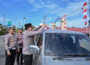 Tumbuhkan Cinta Tanah Air, Kapolres Pidie Bagikan Bendera Merah Putih kepada Pengguna Jalan