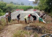 Kodim 0108/Agara Bersama Warga Gotong Royong Timbun Sisi Jembatan Beton di Desa Bunga Melut Aceh Tenggara 