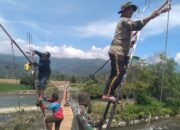 Kodim 0108/Agara Bersama Warga Pasang Pagar Pengaman Jembatan Beton di Ds. Bunga Melur Aceh Tenggara