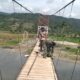 Kodim 0108 dan Warga Percepat Pembangunan Jembatan Gantung Perintis di Kumbang Jaya Aceh Tenggara 