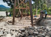 Progres Pembangunan Capai 51 Persen, TNI dan Warga Kebutan Pengecoran Lantai Jembatan di Bunga Melur