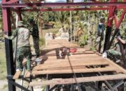 Kodim 0108/Agara dan Warga cat Tiang Pylon Jembatan Gantung Perintis, Desa Kumbang Jaya, Aceh Tenggara