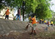 Polisi dan Pasukan Oranye Bersihkan Pinggiran Krueng Aceh dari Sampah
