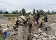 Kodim 0108/Agara dan Warga Gotong Royong Cor Pondasi Jembatan Gantung Aceh Tenggara di Lawe Sumur