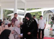 Maulid Perdana di Pos Satpol PP Gampong Jawa, Illiza Serahkan Santunan Anak Yatim