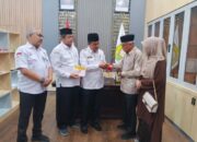 Wabup Aceh Besar Serahkan Cenderamata Pemerintah Aceh kepada Ahli Waris Panglima T Nyak Makam
