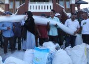 Wali Kota Banda Aceh Serahkan Bantuan Jaring kepada Nelayan Alue Naga