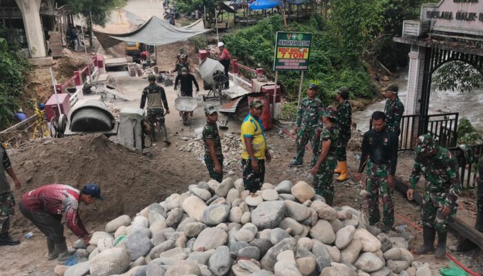 Kodim 0108/Agara Bersama Warga Perbaiki Jembatan di Lawe Sikap, Aceh Tenggara