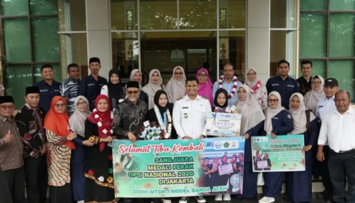 Afdhal Sambut Dua Siswi MTsN 1 Banda Aceh Peraih Medali Perak OPSI Nasional 2026